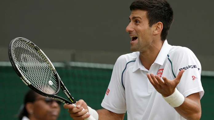 Novak Djokovič gestikuluje v zápase o postup do štvrťfinále s Kevinom Andersonom.