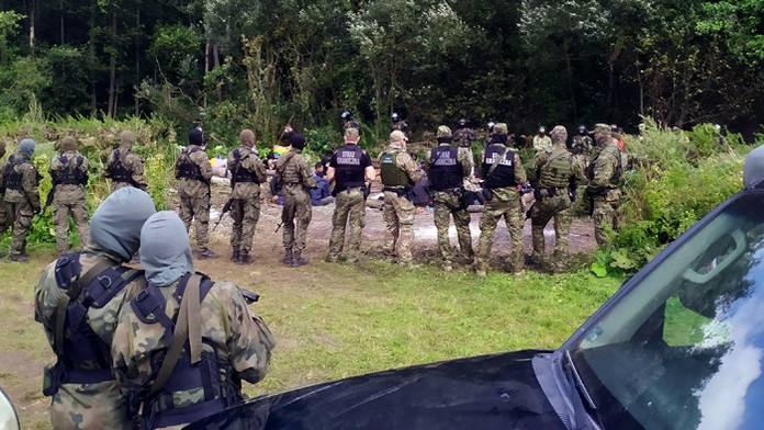 Migranti po prekročení hranice z Bieloruska do Poľska v dedine Usnarz Gorny.