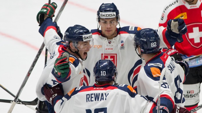 Martin Réway sa so spoluhráčmi teši z gólu proti Švajčiarsku.