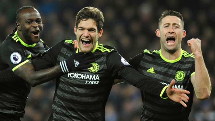 Uprostred hráč Chelsea Marcos Alonso.