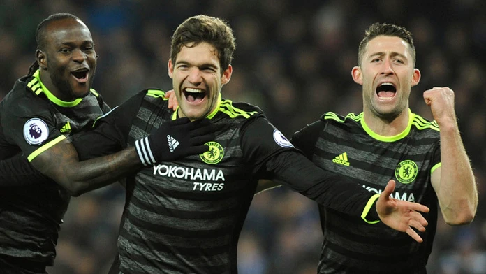 Uprostred hráč Chelsea Marcos Alonso.
