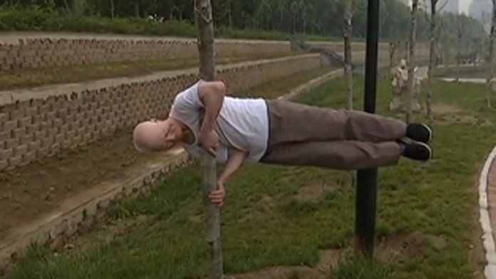 Zhang Zhuofu má toľko energie a do vrecka schová aj tínedžera. 