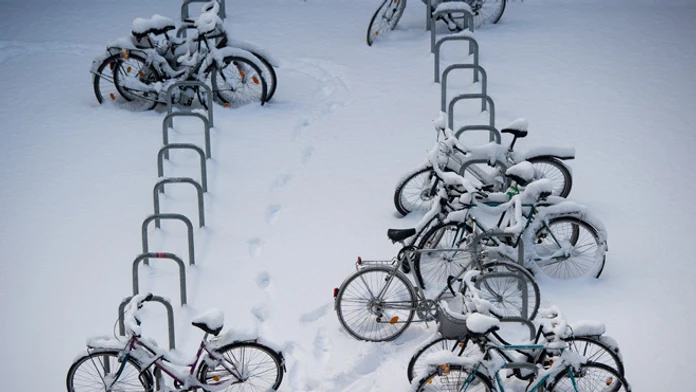 Zasnežené bicykle v berlínskom parku.