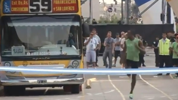Usain Bolt poráža autobus MHD v Buenos Aires.