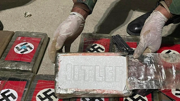 Drogy balené v obaloch s vlajkou nacistického Nemecka a menom Hitler