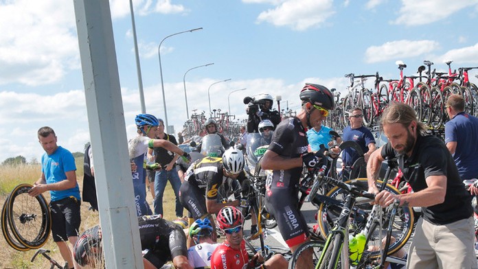 Niekoľko jazdcov po páde asi 59 km pred cieľom 3. etapy na TdF.