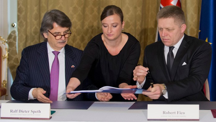 Generálny riaditeľ Jaguar Land Rover Ralf Dieter Speth a premiér Robert Fico.