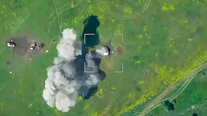 Na snímke z videa zverejnenej ruským ministerstvom obrany ukrajinské vojenské vozidlo  je zasiahnuté ruskou raketou.