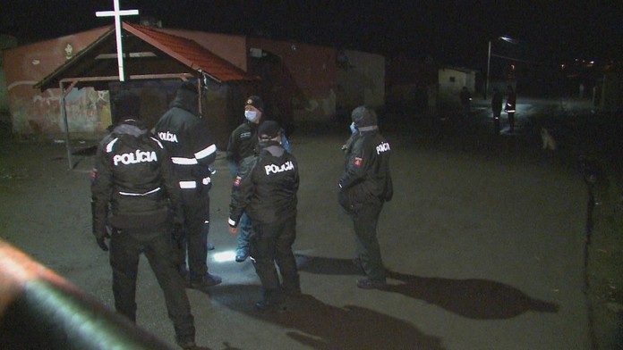 Policajti na mieste.