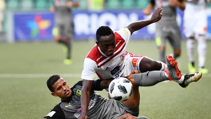 Trenčan Philip Azango (vpravo) a hráč AEK Larnaka Igor Silva.