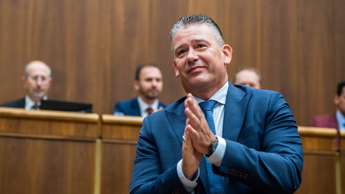 Hlasovanie o odvolávaní Mikulca presunuli. Plénum nebolo uznášaniaschopné