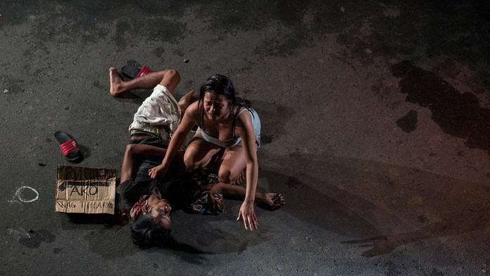 Zúfalá žena pri mŕtvole svojho muža.