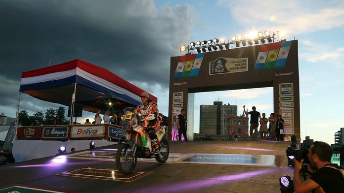 Na snímke Španiel Laia Sanz na KTM počas pódiovej predvádzačky pred začiatkom Rely Dakar v paraguajskom meste Asunción.