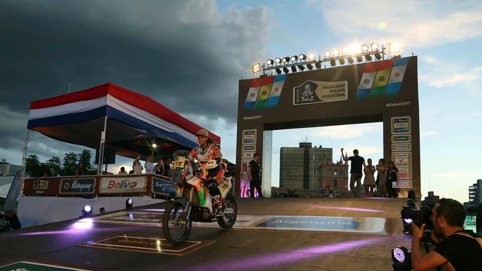 Na snímke Španiel Laia Sanz na KTM počas pódiovej predvádzačky pred začiatkom Rely Dakar v paraguajskom meste Asunción.