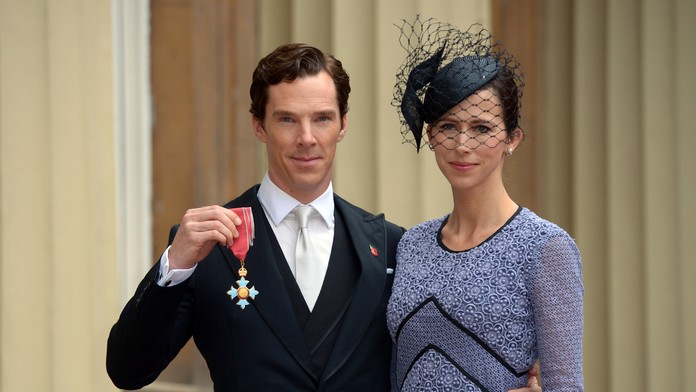 Britský herec Benedict Cumterbatch pózuje s vysokým vyznamenaním Rad britského impéria s manželkou Sophie Hunterovou.