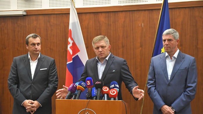 Na archívnej snímke Andrej Danko, Robert Fico a Béla Bugár