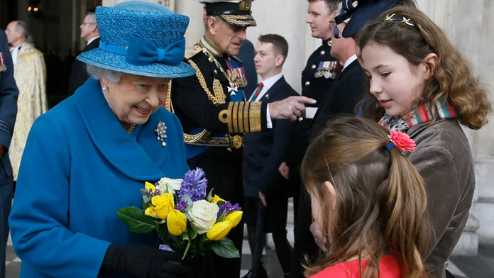 Britská kráľovná Alžbeta II. na pietnej spomienke obetí vojny v Afganistane.