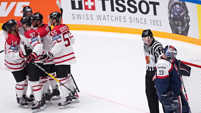 Na snímke vpravo prekonaný Július Hudáček (Slovensko) a vľavo gólová radosť Kanaďanov v zápase B-skupiny hokejových MS v Rusku.