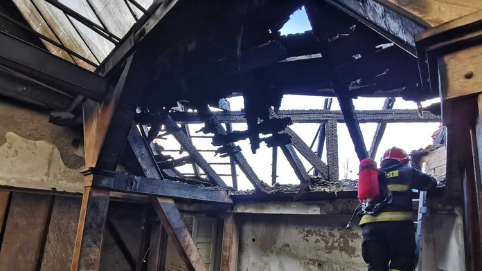 Zhorená drevená konštrukcia strechy na škole na bratislavských Palisádach.