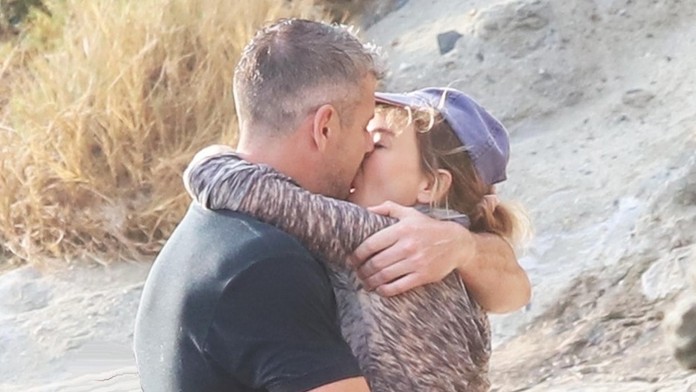 Ant a Renée vo vášnivom objatí