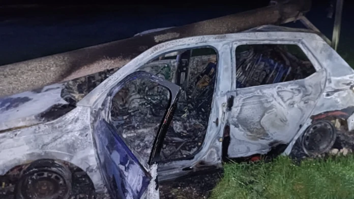 Auto narazilo do elektrického stĺpu a začalo horieť.