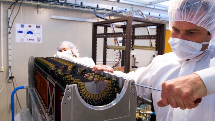 Vedci v CERNE objavili novú časticu.