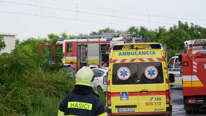 Zrážka vlaku a autobusu pri Nových Zámkoch.