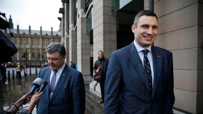  Líder ukrajinskej strany UDAR Vitalij Kličko (vpravo) a ukrajinský miliardár Petro Porošenko odpovedajú na otázky novinárov poč