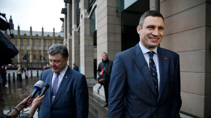  Líder ukrajinskej strany UDAR Vitalij Kličko (vpravo) a ukrajinský miliardár Petro Porošenko odpovedajú na otázky novinárov poč
