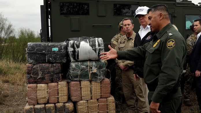 Richard Pánik  (vpravo) a Brad Richardson oslavujú gól proti Vancouveru.