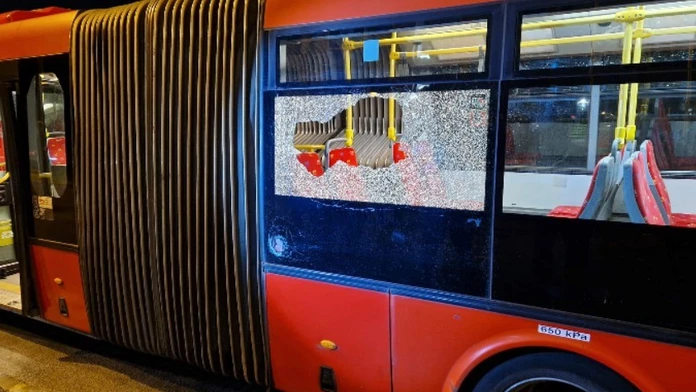 Polícia obvinila muža, ktorý po derby medzi Slovanom a Spartakom rozbil okno na autobuse MHD