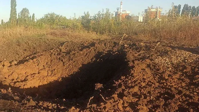 Kráter (vľavo) po silnej explózii ruskej rakety, ku ktorej došlo iba 300 metrov od reaktorov Juhoukrajinskej jadrovej elektrárne.