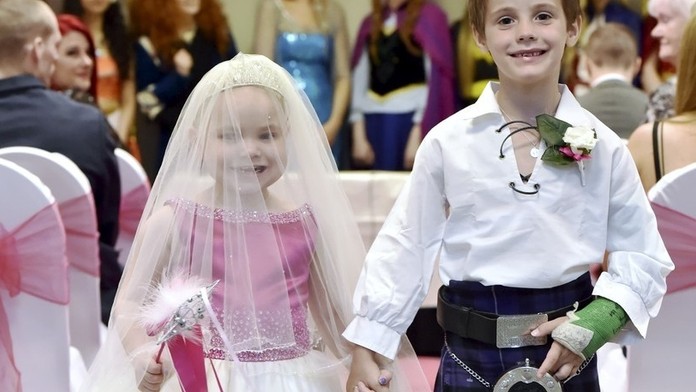 Aspoň mohla byť akože nevestou.