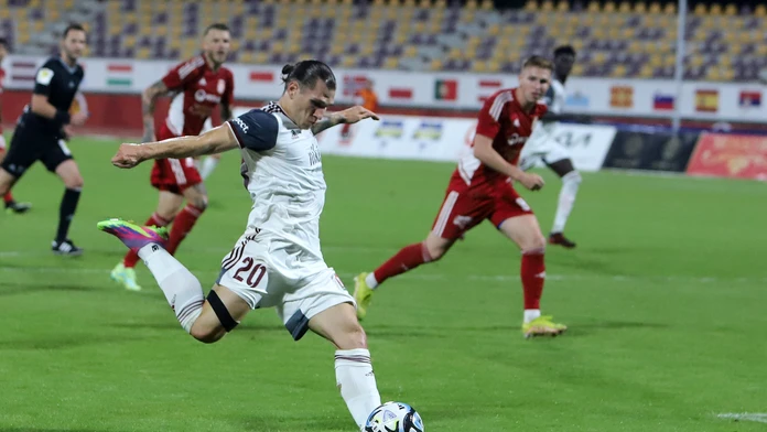 Uvažoval, že skončí s futbalom. Mladý obranca teraz zatienil všetkých útočníkov