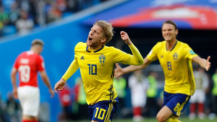 Švédsky reprezentant Emil Forsberg sa teší z gólu v osemfinále MS proti Švajčiarsku.