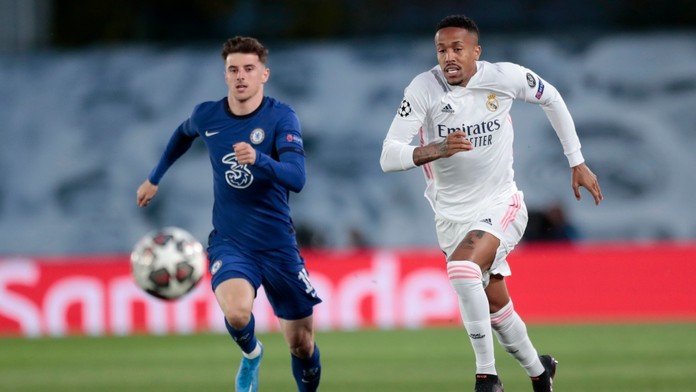 Hráč Realu Madrid Eder Militao (vpravo) bojuje o loptu s Masonom Mountom z Chelsea.