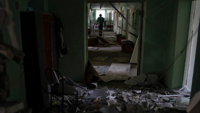 Vážne poškodená budova psychiatrickej liečebne po ruskom útoku v Kramatorsku.