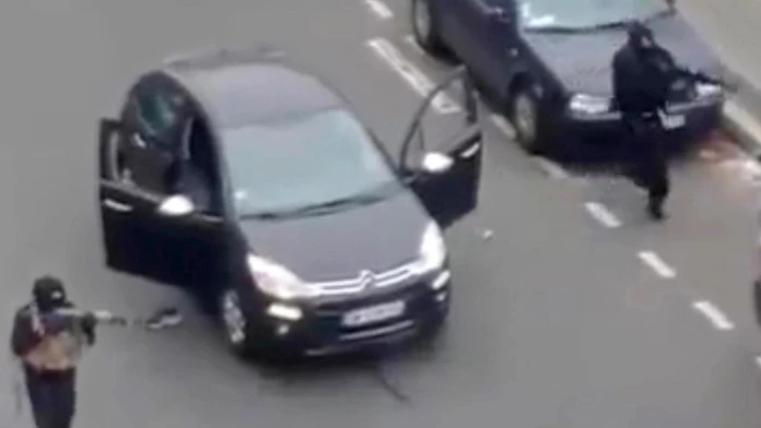 Na snímke, ktorá pochádza z videozáznamu parížskeho obyvateľa sú dvaja útočníci počas útoku na redakciu francúzskeho satirického