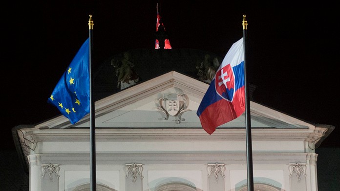 Zástava EÚ a SR.