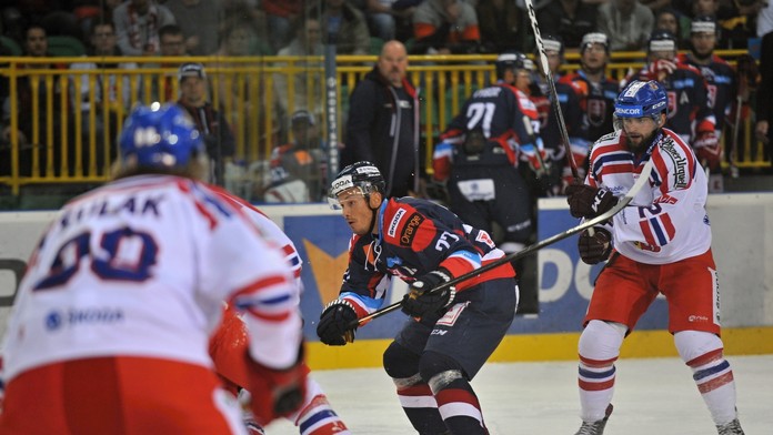 Na snímke uprostred Ladislav Nagy (Slovensko) a vpravo Dominik Uher (Česko) počas druhého prípravného hokejového zápasu Slovensk