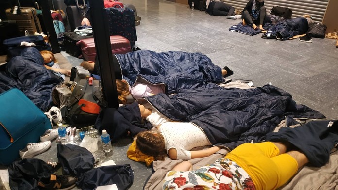 Členovia súboru Cantica nova na letisku v Tokiu
