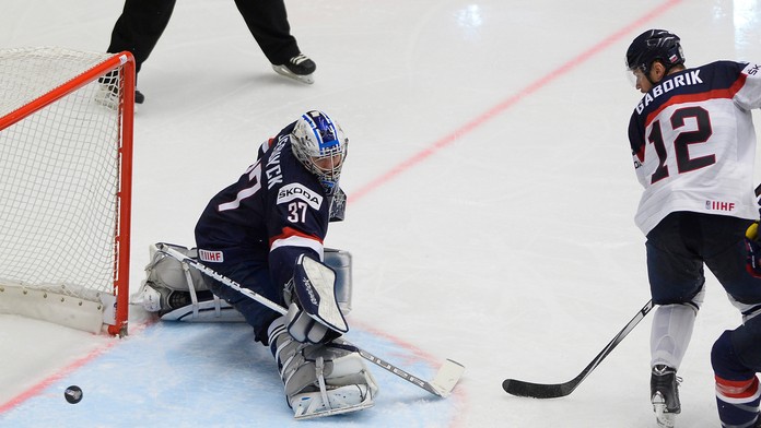 Zľava brankár Connor Hellebuyck (USA) a Marián Gáborík (Slovensko)