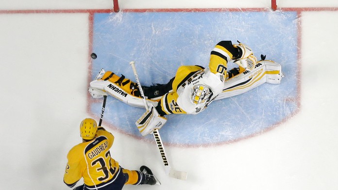 Frederick Gaudreau (Nashville) strieľa na bránku Pittsburghu.