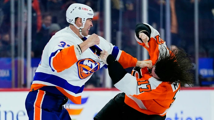 Zdeno Chára (vľavo) z New Yorku Islanders v bitke so Zackom MacEwenom z Philadelphie.