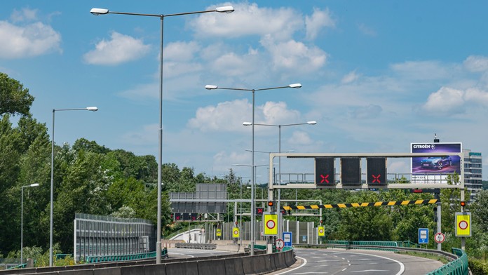 Na diaľnici D2 za tunelom Sitina sa zrazili tri autá, tvoria sa kolóny