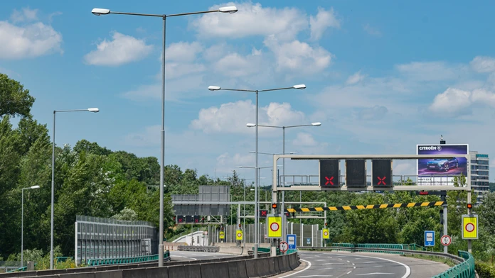 Na diaľnici D2 za tunelom Sitina sa zrazili tri autá, tvoria sa kolóny