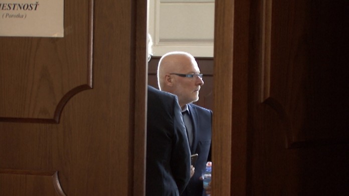 Otec dievčatka vstupuje do súdnej siene