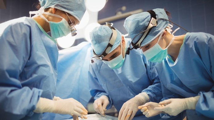 Chirurgovia nad operačným stolom.