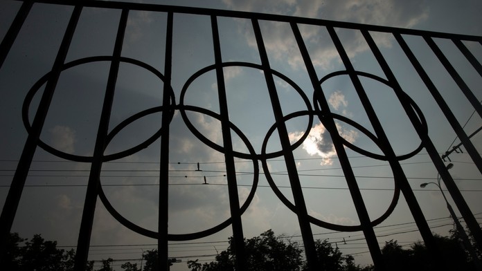 Olympijské logo pred budovou Ruského olympijského výboru v Moskve