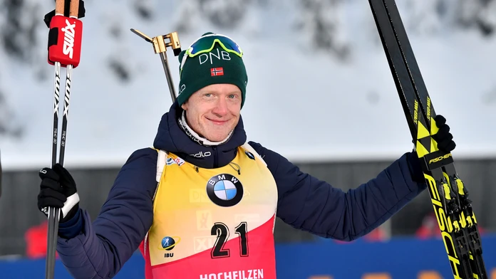 Biatlonista Johannes Thingnes Bö sa raduje zo šprintu v Hochfilzene.
